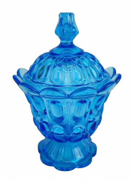 Compoteira em vidro português na cor azul, com gomos em relevo. Borda interna da tampa com bicadinhos. Alt. 19cm.