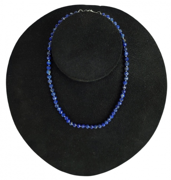 Colar de lápis-lazúli. Lapidação em facetas. Fecho em metal. Comp. aberto 47cm.