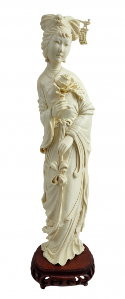 Escultura de coleção em marfim, chinês, representando "Dama no Jardim". Período Revolucionário". Alt. do marfim 28cm.