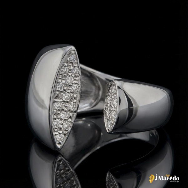 Anel Ouro Branco 18k com diamantes Aro 17 Peso 7,6g. Acompanha o certificado JMACEDO LEILÕES