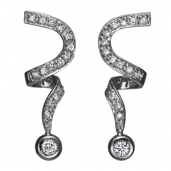 Maravilhoso Par de Brinco em Ouro Branco 18K contendo 34 Brilhantes ( Sendo Dois regulando aprox. 0,