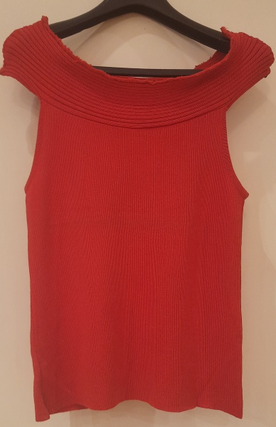 NOVA SEM USO- Linda blusa na cor vermelho, confeccionada  em malha da marca TUBULAR, tamanho único.