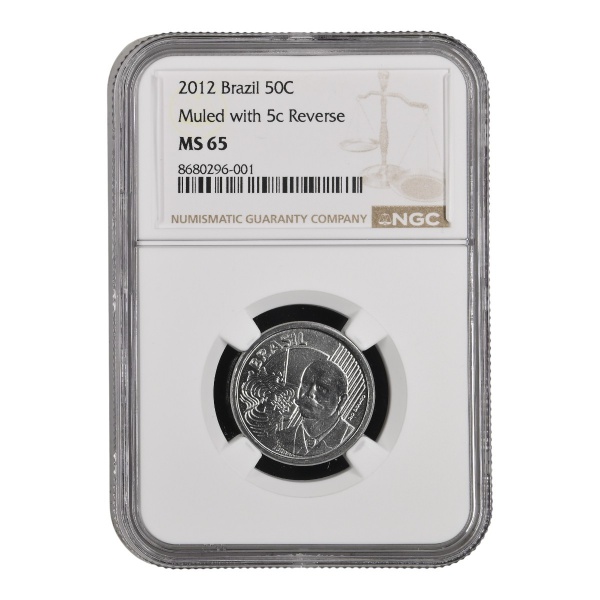 MOEDA DO BRASIL  50 CENTAVOS SEM O ZERO 2012  ERRO DE CUNHAGEM (MULED WITH 5 CENTAVOS REVERSE)  NGC MS 65.Moeda do Brasil, valor de 50 Centavos, ano de 2012, apresentando erro de cunhagem do tipo mule, com anverso correspondente à moeda de 50 Centavos e reverso indevidamente cunhado com o desenho da moeda de 5 Centavos, característica rara e altamente procurada no colecionismo moderno brasileiro; exemplar certificado pela NGC, graduação MS 65, em excelente estado de conservação, flor de cunho, com bom brilho original, detalhes nítidos e impacto visual marcante, sendo uma peça diferenciada e de elevado interesse numismático por se tratar de erro oficial reconhecido. LANCE LIVRE.