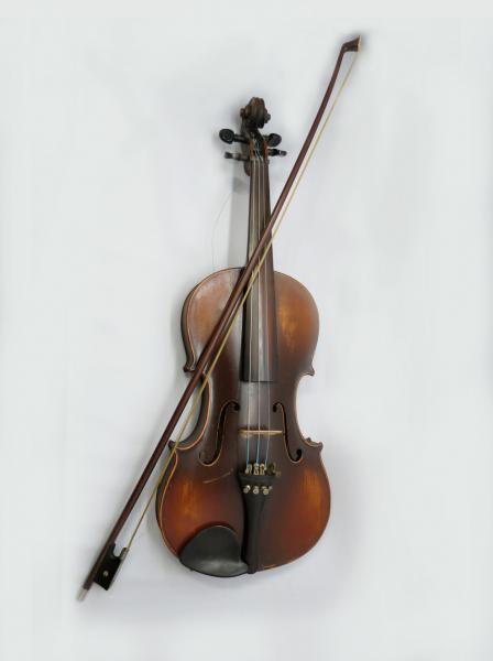 Violino Masakichi Suzuki nº w 4 (1923 - 1933) com arco,