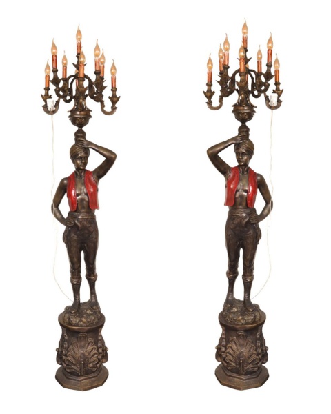 BLACK MOORE - Extraordinário par de candelabros Black Moore em bronze policromado e finamente cinzel