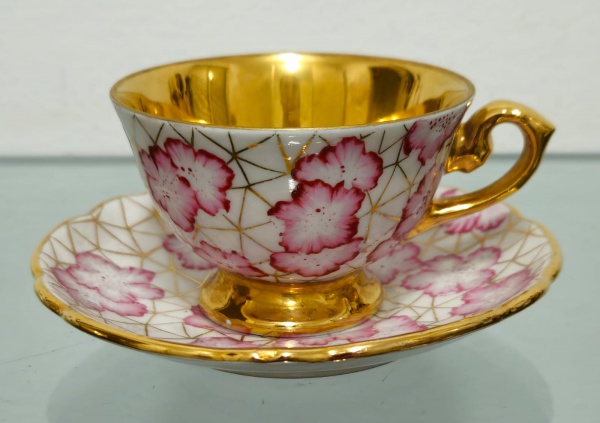 Xícara de café em porcelana com pintura à mão e detalhes em Ouro