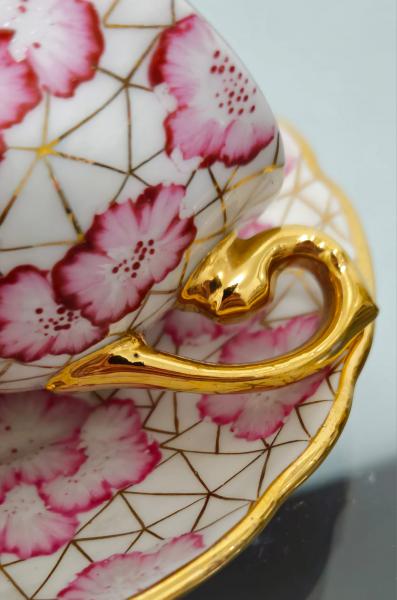 Xícara de café em porcelana com pintura à mão e detalhes em Ouro