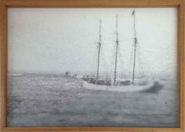 Ivan Grilo | Naufrágio | Fotografia sobreposta por acrílico gravado a laser | 31x41cm total | 2013 | Com certificado da galeria Luciana Caravello 