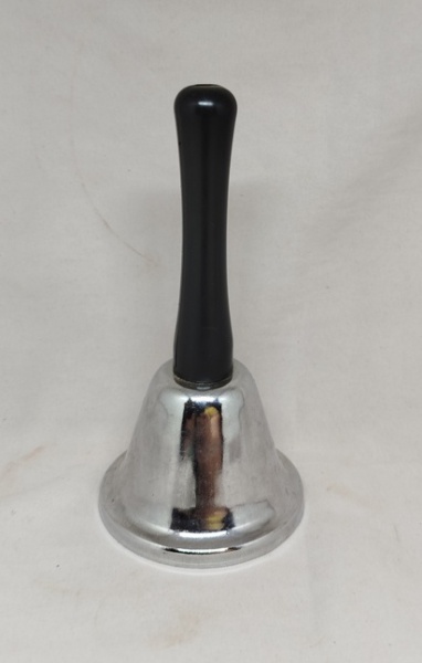 Sineta em metal prateado. Mede 13cm de altura. Lote para envio (Correio ou Jadlog) ou retirada em DRACENA - SP