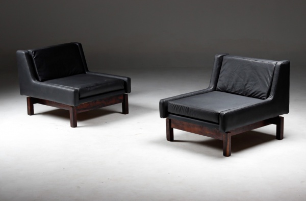 Sergio rodrigues - OCA - 1960 - Exuberante par de poltronas "Odilon" com base em em jacarandá maciço e estofamento revestido em corano preto. Peça totalmente restaurada, preservam plaqueta de patrimônio. Peça catalogada no livro do designer, Ed. Icatu pág. . Medidas: 72x83x66h cm