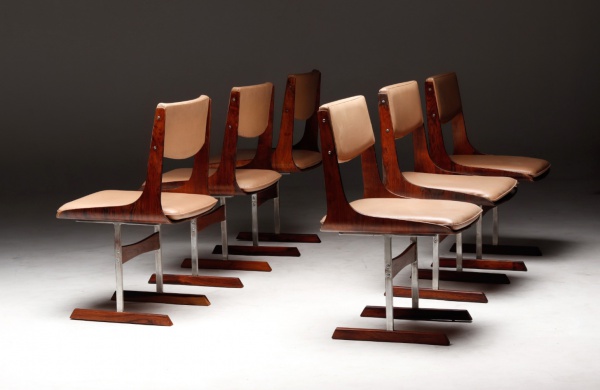 Jorge Zalszupin - L'atelier - Brasil, C.1960 -  Raríssimo e fantástico conjunto de seis cadeiras com base em jacarandá maciço, metal cromado, estrutura do assento em compensado curvado e laminado em jacarandá e estofamento com almofada solta no assento revestidas em couro original de época. Metal apresentam pontos de oxidação e couro com marcas de uso. Cadeiras catalogadas no livro do designer ed. Artemobilia - Sérgio Campos. 44x50x84h cm.