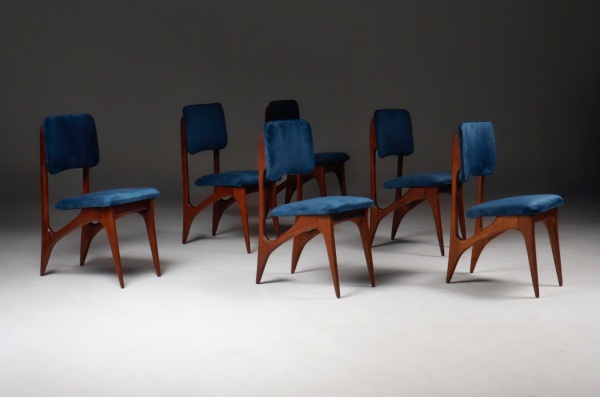 Móveis Luxor - Brasil, c.1950 - Estupendo conjunto de 6 cadeiras pés palito executadas em madeira nobre maciça e estofamento revestido em suede azul. Uma cadeira apresenta leve empeno na base. 45x53x84h cm