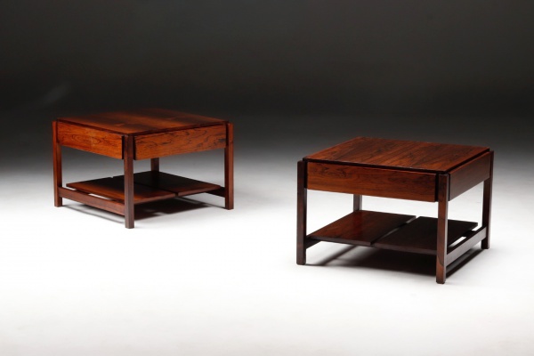 Celina Zilberberg - Celina Decorações - Brasil, C.1960 - Magnífico e raro par de mesas de cabeceira em um lindo jacarandá maciço e folheado. Peças restauradas e preservam SELO de época. 60x60x42h cm.