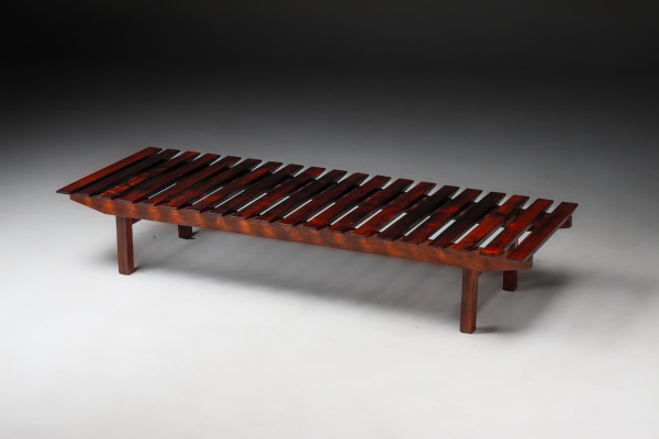 Sergio rodrigues - OCA - Brasil, c.1960 - Raro e autentico banco ripado todo em jacarandá maciço. 160x50x30h cm