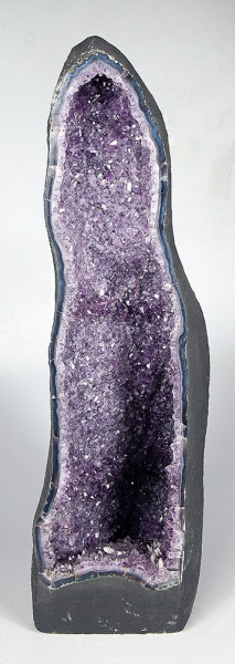 Geodo de ametista, em corte vertical, com cavidade interna revestida por cristais roxos em drusa, bo