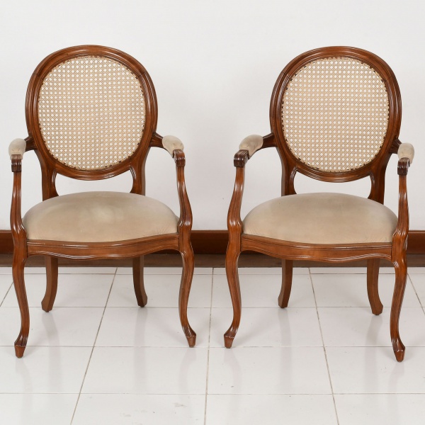Joias . Conjunto de 08 Cadeiras de Jantar Medalhão;   Fabricaçã foto 1