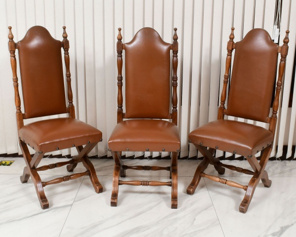 Joias . Conjunto de 08 Cadeiras de Jantar Medalhão;   Fabricaçã foto 4