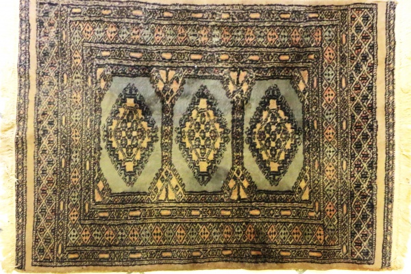 SHIRAZ - TAPETE PERSA  com pelagem grossa  e medalhão central de 3 LOSANGOLOS nas medidas 1,20 x 80 cm -  TAPETE e FRANJAS PERFEIATAS - Lote B