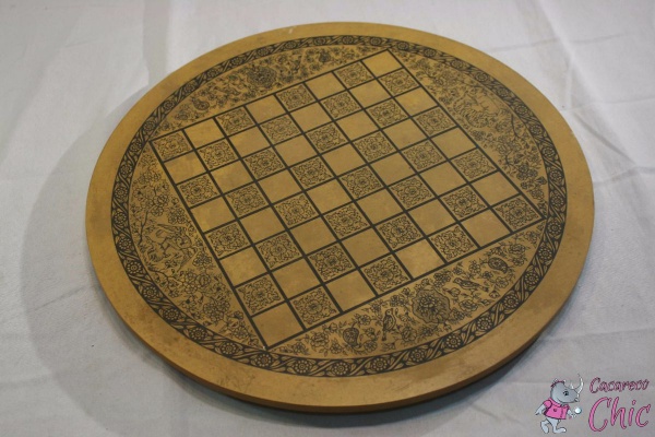 Tabuleiro redondo p/ dama e xadrez em madeira. Medida: 39cm de