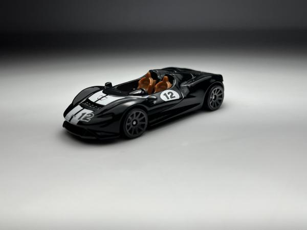 McLaren Elva Preto e Branco #12 - Hotwheels Escala Apro