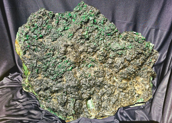 Joias . CANGA DE ESMERALDA, um conglomerado composto de berilo e xisto, apresentando um ...