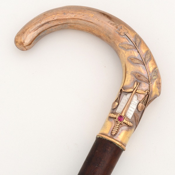 Bengala com lindo castão de ouro 18 k cinzelado com símbolo do curso de Direito, e pequena rubelita. Medida 90 x 10 cm. Medida do castão alt. 7,5 x compr. 10 cm. x larg. 1,5 cm.