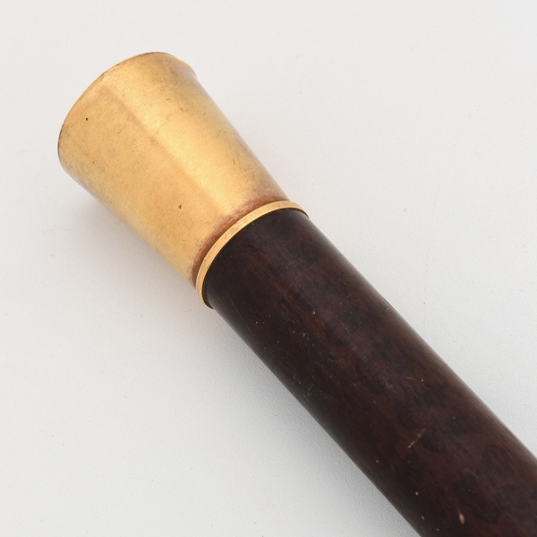 Bengala com castão de ouro 18 k, datada de 1925, comprimento 93 cm. Medida do castão alt. 3,8 x larg. 3 cm.