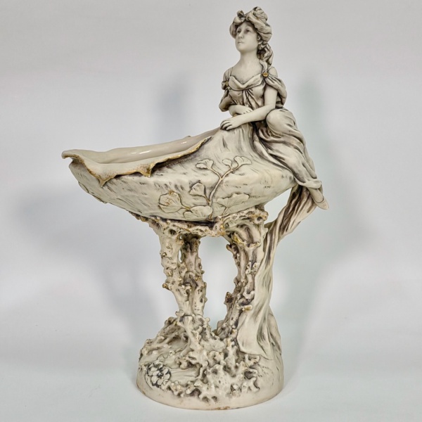 Raro e Importante centro de mesa em porcelana com partes não vidradas da marca  Royal Dux - Bohemia,