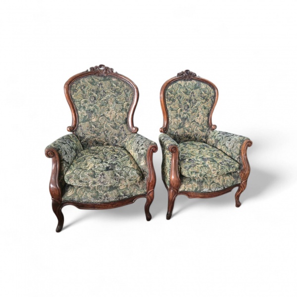 Par de poltornas estilo Rococó, de madeira nobre e fina forração de tecido com decoração de folhage