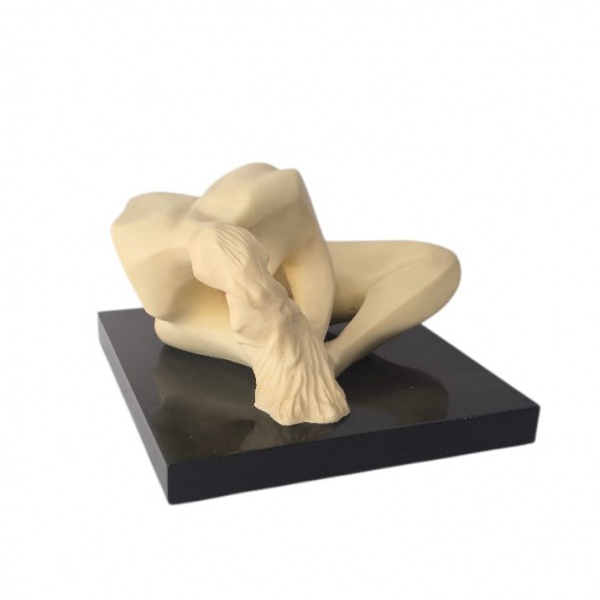 SANIKA. Escultura de resina representadno figura estilizada em posição sentada. Altura com a base 24 cm.
