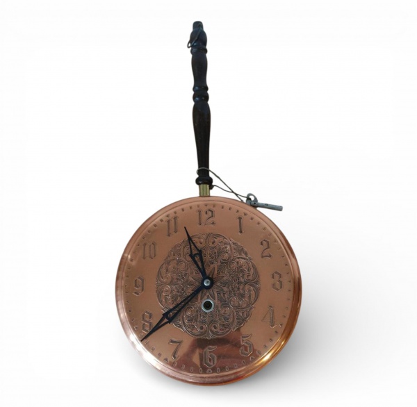 Relogios . Relógio de parede vintage com formato decorativo de frigideira em cobre ...