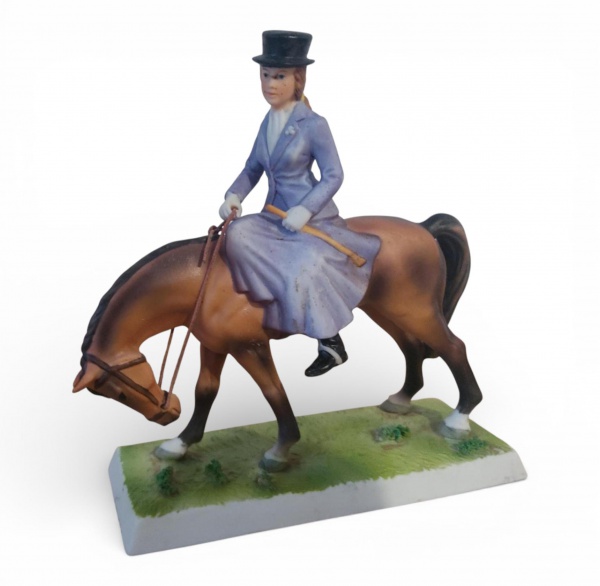 Joias . Esta é uma delicada e detalhada escultura em porcelana pintada a mao da ...