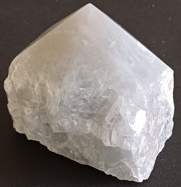 CALCITA- Pedra bruta natural lapidade em forma de bico. São peças únicas de beleza encantadora. Ideal para coleção, decoração e esoterismo. Traz energia para o seu ambiente.  Capacidade de acalmar e relaxar. Promove a clareza mental, paz interior e auxilia na comunicação. Fortalece o chakra da garganta.Aproximadamente 189 g - 4 de altura e base com 5 x 5 cm.