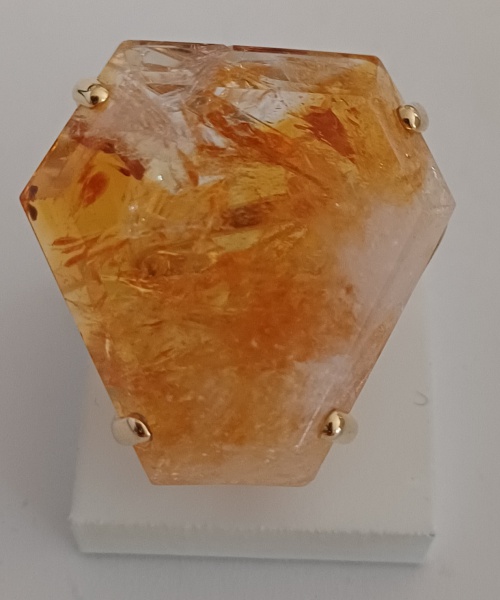 ANEL DE CITRINO - Anel regulável, folheado a ouro. Dimensões aproximadas da pedra 2,5 x 2,5 x 0,8 cm e peso 11,6 g. Considerada a Pedra do Sucesso. Atrai abundância, prosperidade e positividade.