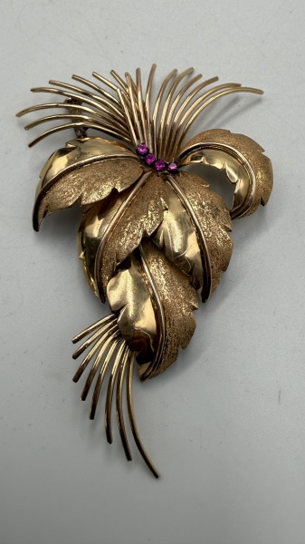 Joias . (A76) OURO - magnífico broche de ouro , em forma de folhagens , medindo 8 x 6 ...