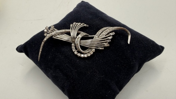 Joias . (A82) OURO BRANCO - gracioso broche de ouro branco cravejado de brilhantes , ...