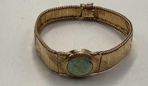 Joias . OURO - magnífico bracelete de ouro , com pedra verde adornando , pesando 14 ...