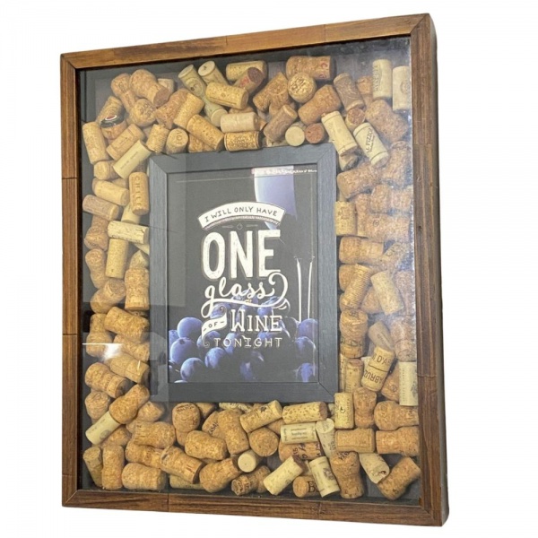 Quadro com moldura em madeira e vidro preenchido com rolhas. Em ótimo estado. Medida: 53x43x6,7 cm. 