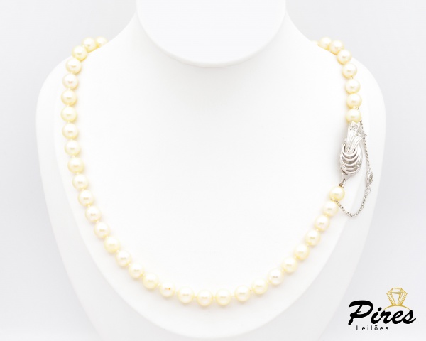 Colar de Pérolas de mm com Fecho em Prata Palladium com Zircônias, 48cm de comprimento, peso de 35 gramas. Acompanha certificado de garantia PIRES LEILÕES.