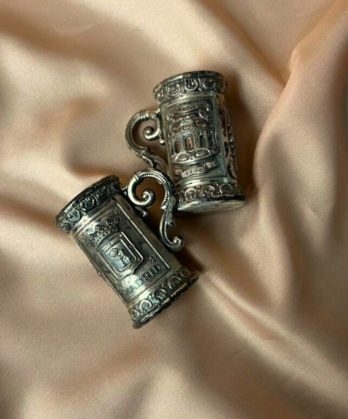 2 Copinhos Madrid - Puerta De Alcala - Made In Spain - Material: Metal espessurado em prata Altura: 6cm Aprox. Largura: 3,5cm Aprox. - Peso unitário: 103 g