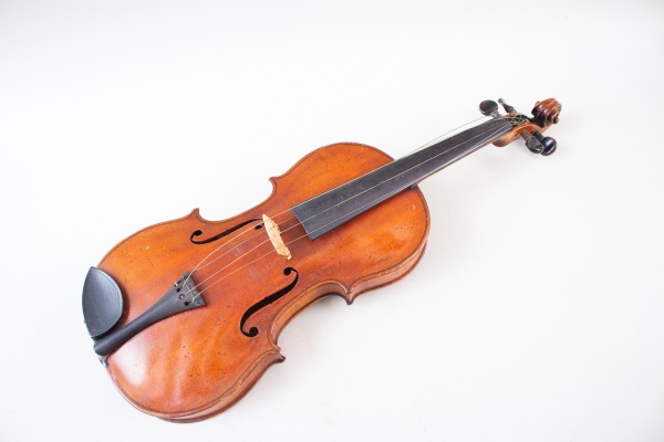 Joias . Violino em madeira com acabamento envernizado acompanhado de arco e estojo ...