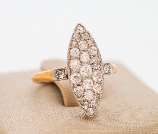 Joias . Anel em ouro 18k bicolor com aro em ouro amarelo e topo em ouro branco; formato ...