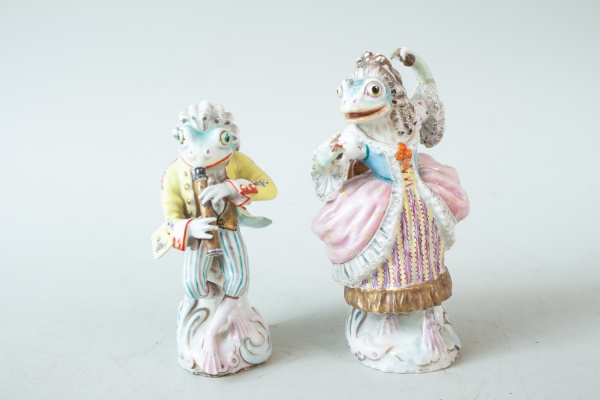 Joias . Par de esculturas em porcelana alemã Meissen policromada representando sapos ...