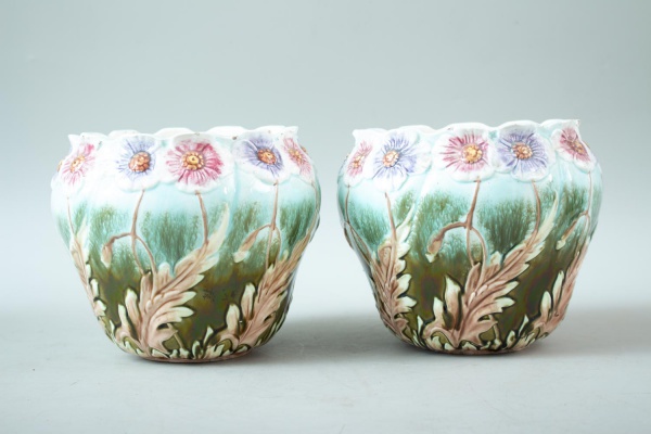 Joias . Par de cachepôs em cerâmica vitrificada com rica decoração em relevo de flores ...