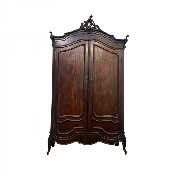 Joias . Guarda-roupa antigo de duas portas em madeira, com corpo encurvado, ricamente ...