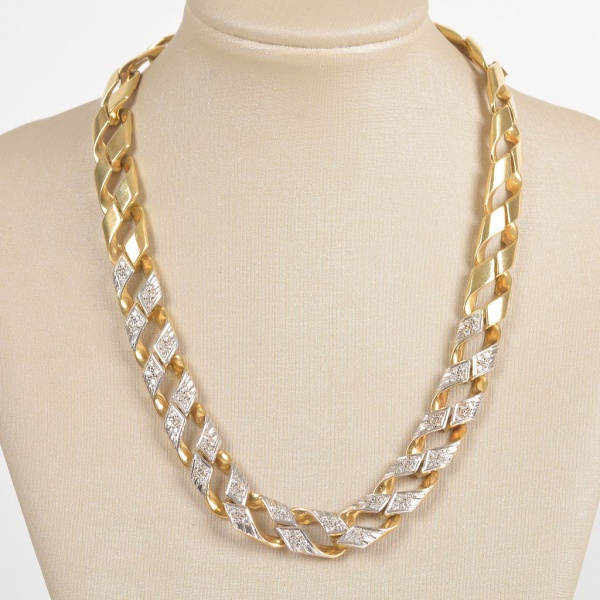 Joias . Gargantilha feminina em ouro 18K, peso 102,2 g e comprimento aberto de 40 cm. ...