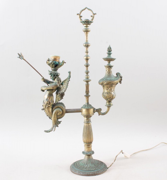 Joias . Luminária de mesa com figura de tritão alado e ornamentos em relevo, medindo 64 ...