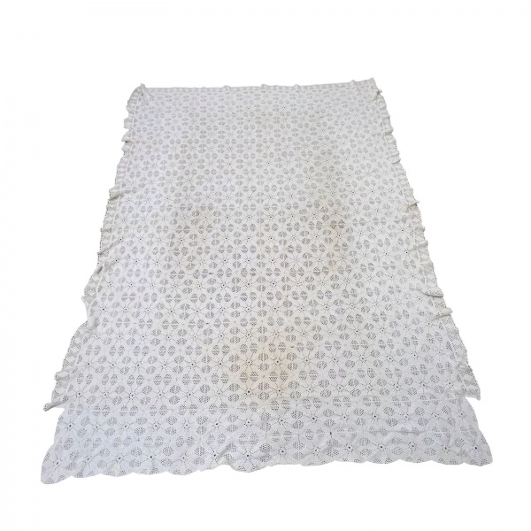 Joias . Pano de mesa em crochê de algodão com padrão floral vazado e bordas onduladas; ...