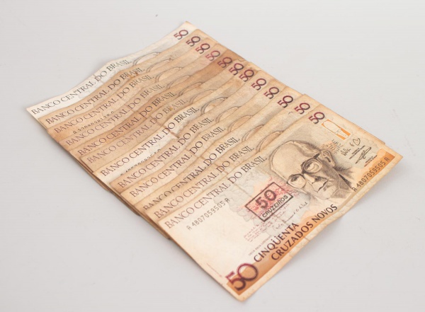 Joias . Lote composto por doze cédulas brasileiras de 50 Cruzados Novos com carimbo ...