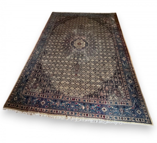 Joias . Tapete persa com rica decoração floral e medalhão central em tons de azul, bege ...